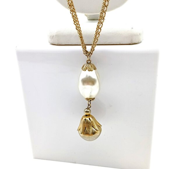 Vintage Baroque Faux Pearl Pendant on Gold Tone Chain Necklace, Bold Chunky Clas - Picture 4 of 4